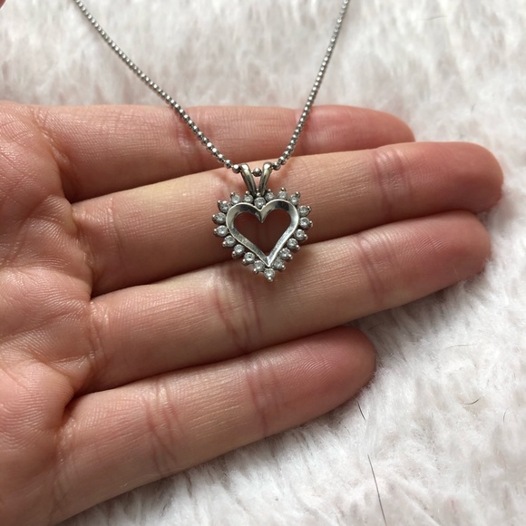 14k White Gold Heart Shape Necklace - Picture 1 of 5